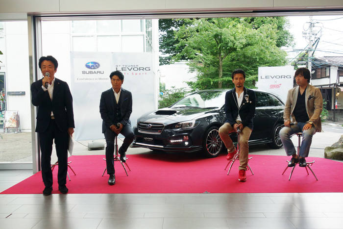 発表会で行なわれたトークショー。左から中村宣伝課長、高橋克典さん、高橋智隆さん、安藤編集長