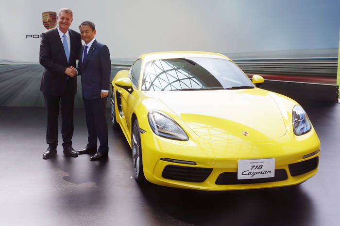 初公開の718ケイマンと、本社上級監査役のデトリーブ・フォン・プラッテン氏と、ポルシェ･ジャパン社長の七五三木敏幸氏