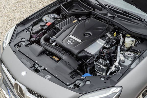 SLC300の2.0L・4気筒直噴ターボ（日本未導入）245psを発生