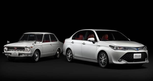 カローラアクシオ 特別仕様車 HYBRID G“50 Limited”（写真右・オプション装着車／写真左は初代カローラ）