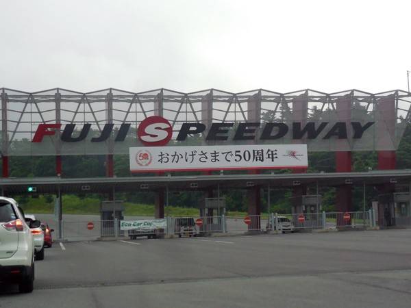 朝6：00のゲートオープンを待つ