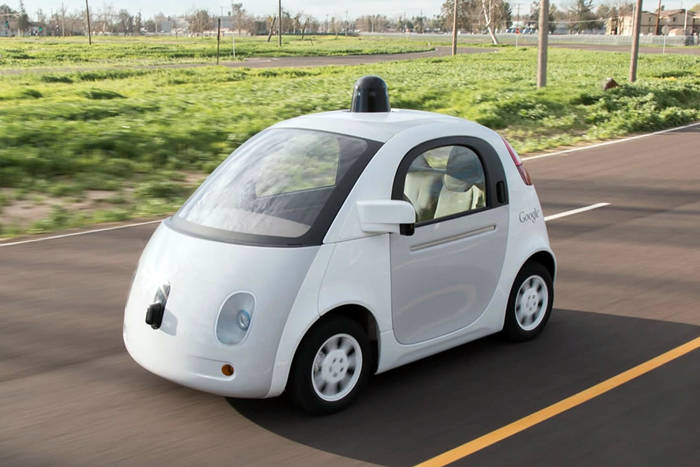 Googlのセルフドライビングカー。完全自動運転を目指し、本来はハンドルもペダルもないが、公道での実証実験のためにはドライバーが乗り、ハンドル、ペダル類を装備