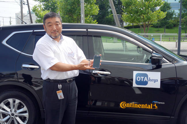 実際のクルマでOTAをデモンストレーションする松本浩幸マネージャー