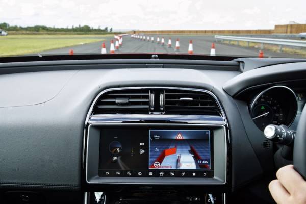 ジャガー・ランドローバー、100台以上の研究用車両によるコネクテッド自律運転車両技術の実走テストを開始