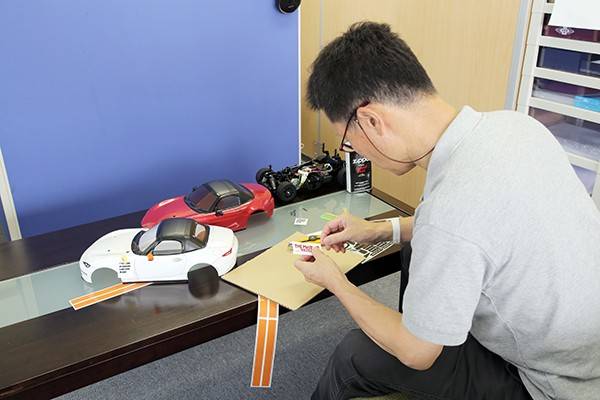マークの余白を丁寧にカット