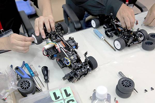 マツダの有志が変更作業を行う。その手際の良さはまさにプロ級！