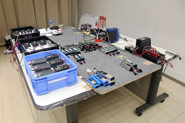 数十本のバッテリーが待機する充電スペース 