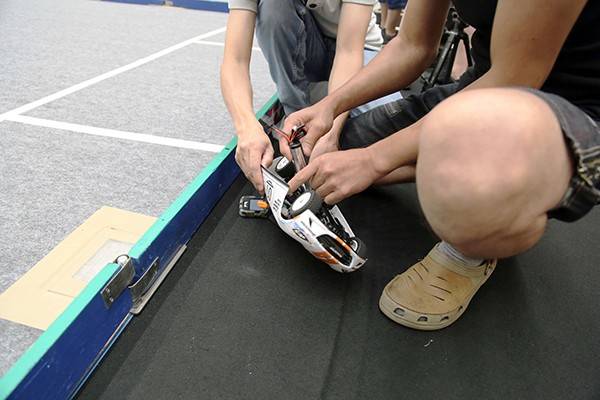 ボディを外さずにバッテリー交換をするのはコツがいるため、ピット作業も大変