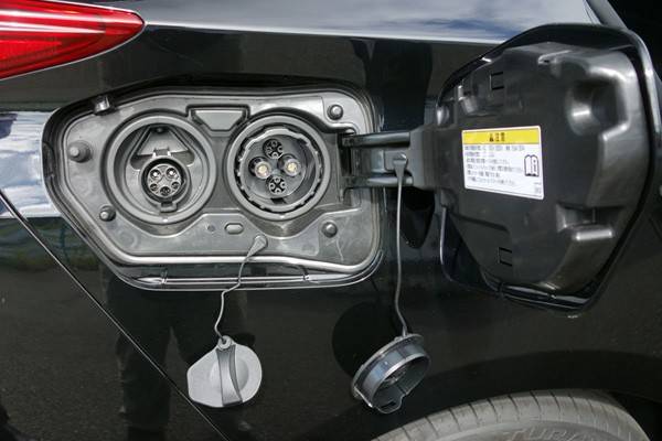 左が普通充電、右が急速充電用ポート