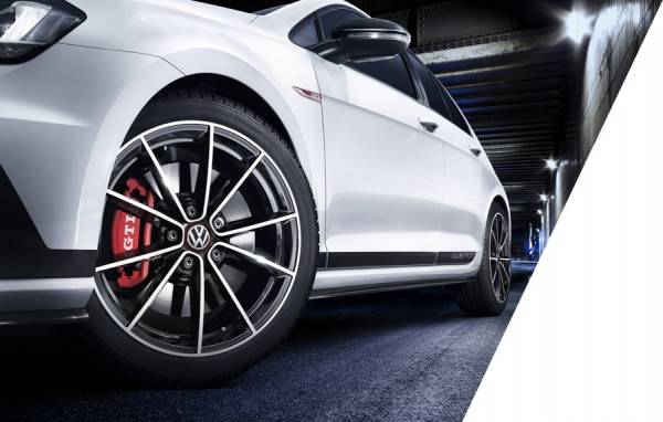 18インチホイールは専用デザイン。ブレーキも大径化