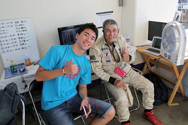 津々見友彦さんと笹原右京さんの年齢差は、実に54歳!