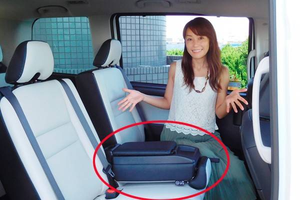 マルチスマートセンターシートを2列目に固定すると3人掛けに
