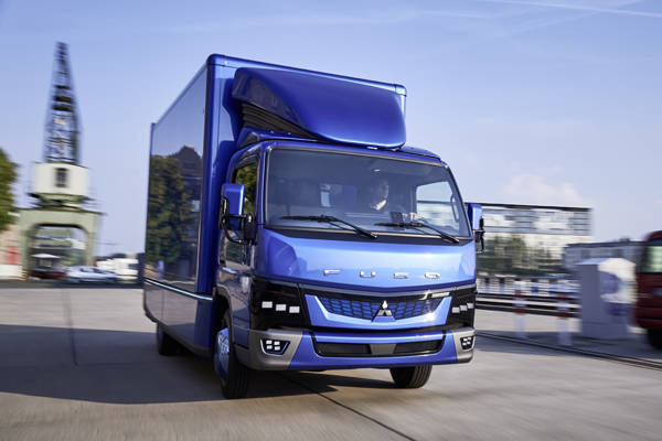 Fuso eCANTER, Exterieur, mittelblau metallic, Generator: DC 12 V 250 Amp, HV Batterie: 70 kWh, Motorleistung: 185 kW, Leergewicht: 2.860 kg, Nutzlast: bis zu 4.600 kg, 3 Sitzplätze ; Fuso eCANTER, Exterior, mid-blue metallic, generator: DC 12 V 250 Amp, HV battery: 70 kWh, Engine power: 185 kW, curb weight: 2860 kg, payload: up to 4600 kg, seating capacity:3;