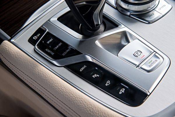 センターコンソールのデザインはBMWのオーナーには馴染みの深いものとなっている。