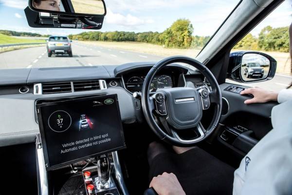 前車追従や車線キープだけではなく、前車がスロー走行している場合にはスムーズな追い越しも自動で行なえるよう研究中。