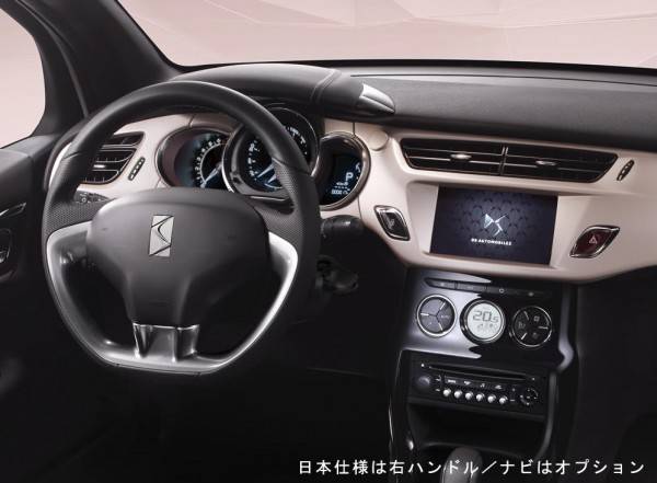 バニティミラーの照明には自然光に近いLEDを採用。ダッシュパネルは専用カラーのマットピンクとなっている。