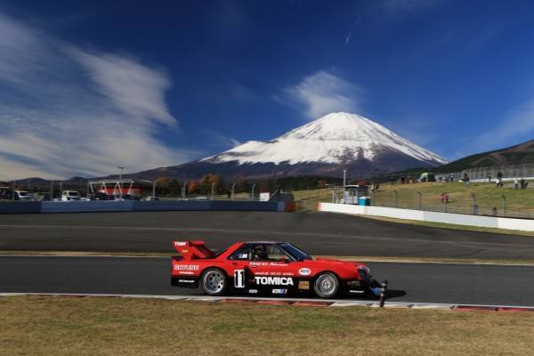 懐かしのレーシングカーが走る姿を見られるのも魅力。