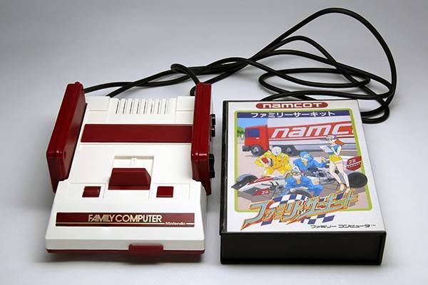 本体サイズは、プラスチック製ケースを採用したナムコのファミコンソフトとほぼ同じ。もちろん当時のファミコンソフトを挿して遊ぶことはできません