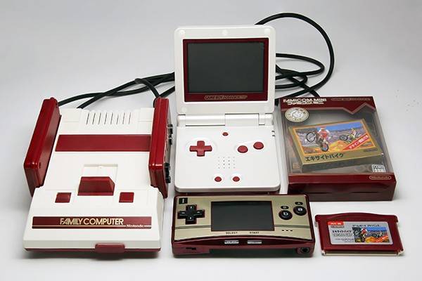2004年には『ファミコンミニ』の発売に合わせてファミコンのカラーリングをイメージした『ゲームボーイアドバンスSP ファミコンカラー』が発売。翌2005年には『ゲームボーイミクロ』のファミコンバージョンもつくられました。それだけに、今回の『ニンテンドークラシックミニ ファミリーコンピュータ』は、まさに真打ちといえる内容