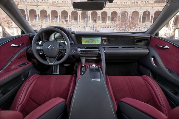 2017_Lexus_LC500h_InteriorDet_3