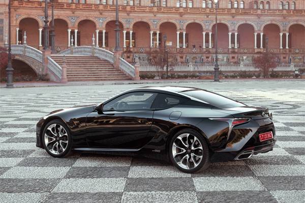 2017_Lexus_LC500h_Static_2
