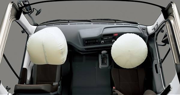 運転席、助手席にはSRSエアバッグが備わる