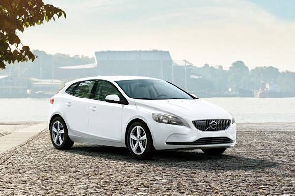 V40 T2キネティック（ボディカラー：クリスタルホワイトパール）