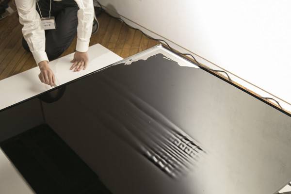 デモンストレーション用のボードには磁性体を使い、タイヤのトレッドが浮かび上がり、クルマが走った後のように動く