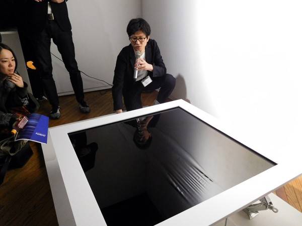 磁性体を使ってタイヤのトレッドを浮かび上がらせ、そして走る。あたかもクルマがいるかのように美しく動く