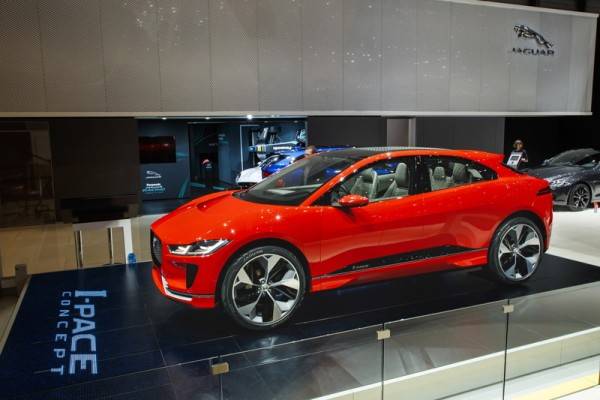 Geneva Motor Show 2017_I-PACE Concept Photon Red_02