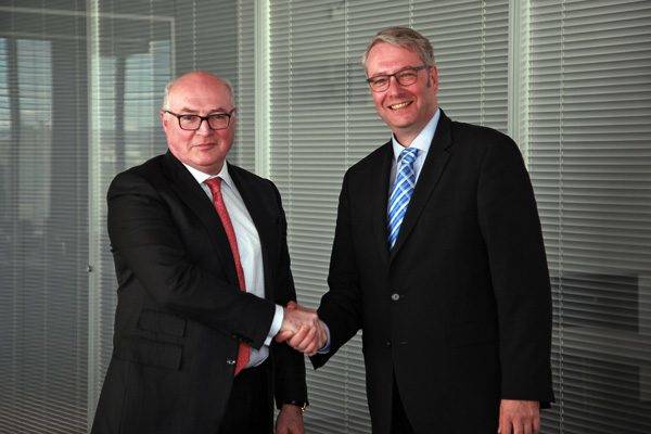 フォルシアのパトリック・コラーCEO（左）とZF社のシュテファン・ゾンマーCEO