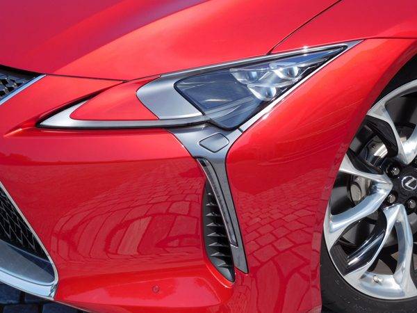 コンセプトモデルを色濃く残したヘッドライトまわり
