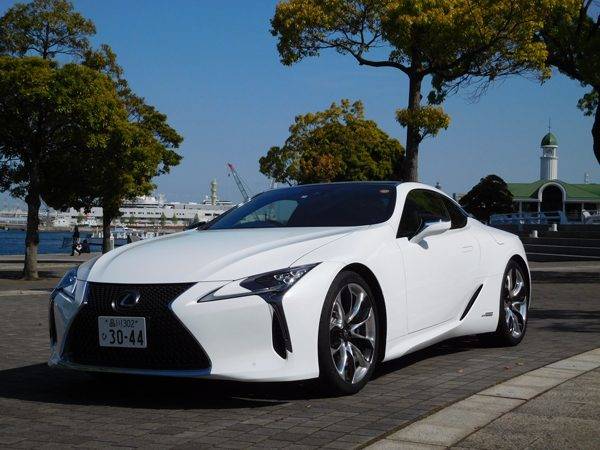 LC500ｈハイブリッドモデル。外観ではエンブレム以外見分けがつかない