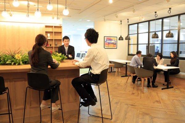 アイシン精機 コーヒーなども飲めるオープンカフェ式の会議スペース