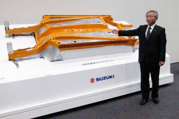 スズキの本田治副社長（当時）と新世代プラットフォーム