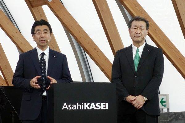 AKXYの発表を行なった旭化成・常務執行役員兼高機能ポリマー事業本部長の吉田浩氏（右）とオートモーティブ事業推進室の宇高道尊室長