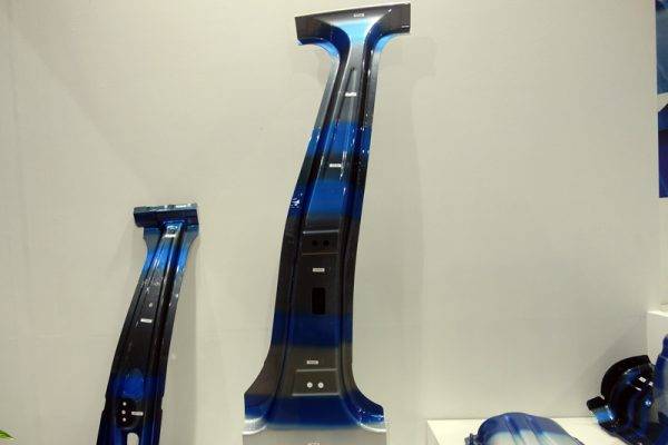 ムベア社が加工したテーラーロールブランク。着色部ごとに板厚が異なっている