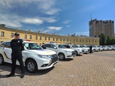 三菱 「アウトランダーPHEV」635台をウクライナ警察向けに納車