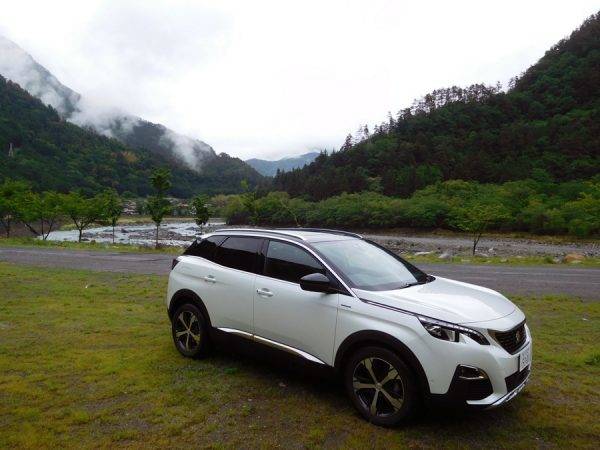悪路走破性もアピールするSUVのプジョー3008