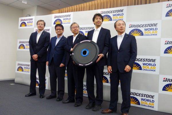 ソーラーカーレース用の「エコピア with オロジック」の説明会に登壇した、牛窪寿夫氏（ブリヂストン）、奥村勇吾氏（東レ）、鈴木通弘氏（ブリヂストン・ブランド担当執行役員）、木村英樹教授（東海大学）、岡本真吾氏（パナソニック）の各氏