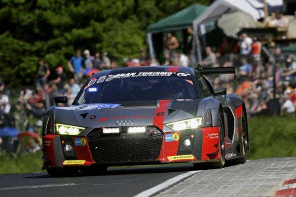 最後の最後でタイヤ交換のタイミングを誤り、トップから3位に落ちたアウディR8 LMS 9号車