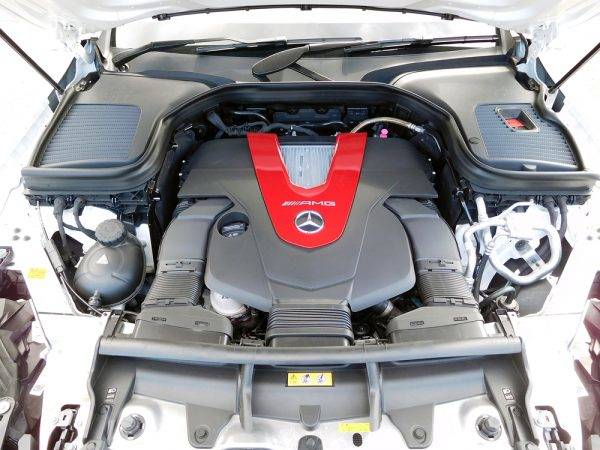 3.0L V6のツインターボエンジンを搭載。AMGのロゴも大きく入る