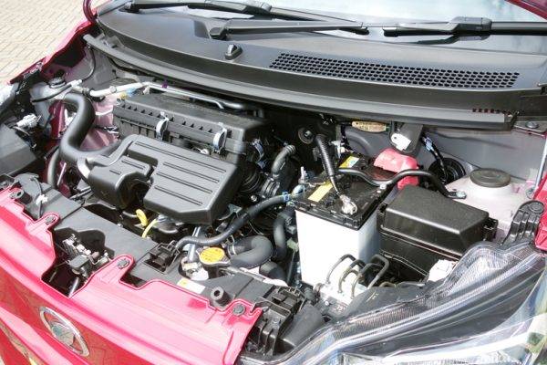 KF型3気筒エンジン。49ps/6800rpm、58Nm/5200rpm。全グレード共通スペックだ