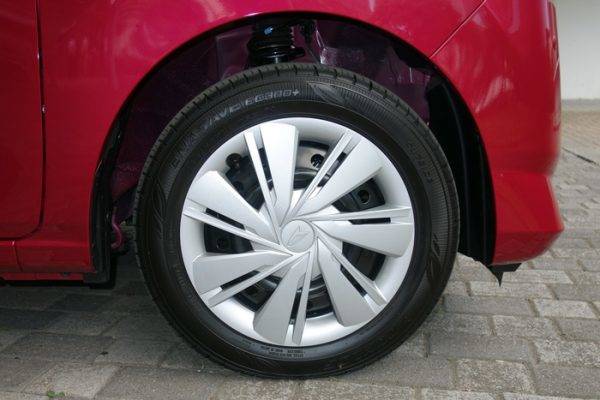 Xグレード以下に装着される155/70R13サイズのタイヤ＆スチールホイール