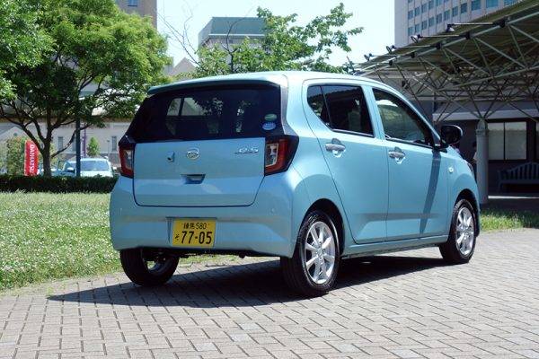 ダイハツ 新型ミラ イース リヤビュー