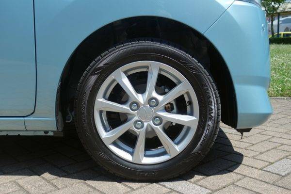 Gグレードだけに装着される155/65R14サイズのタイヤ&アルミホイール