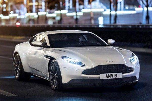 アストンマーティン DB11 V8エンジン搭載