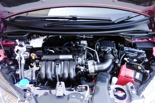 マイナーチェンジしたフィット ハイブリッドS エンジンルーム