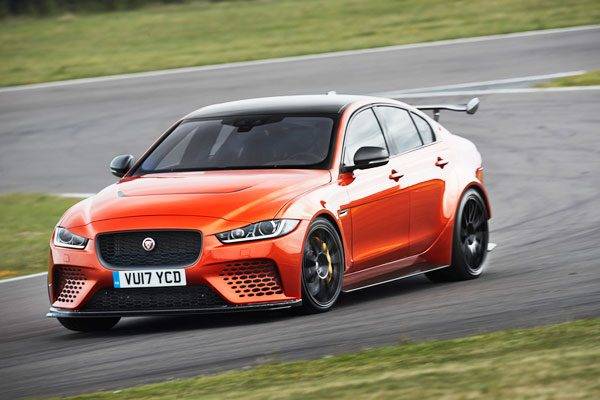 ジャガーXE SV Prjerct 8 走行シーン