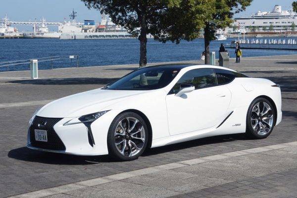 レクサスLC ハイブリッドとV8の5.0Lモデルがあります